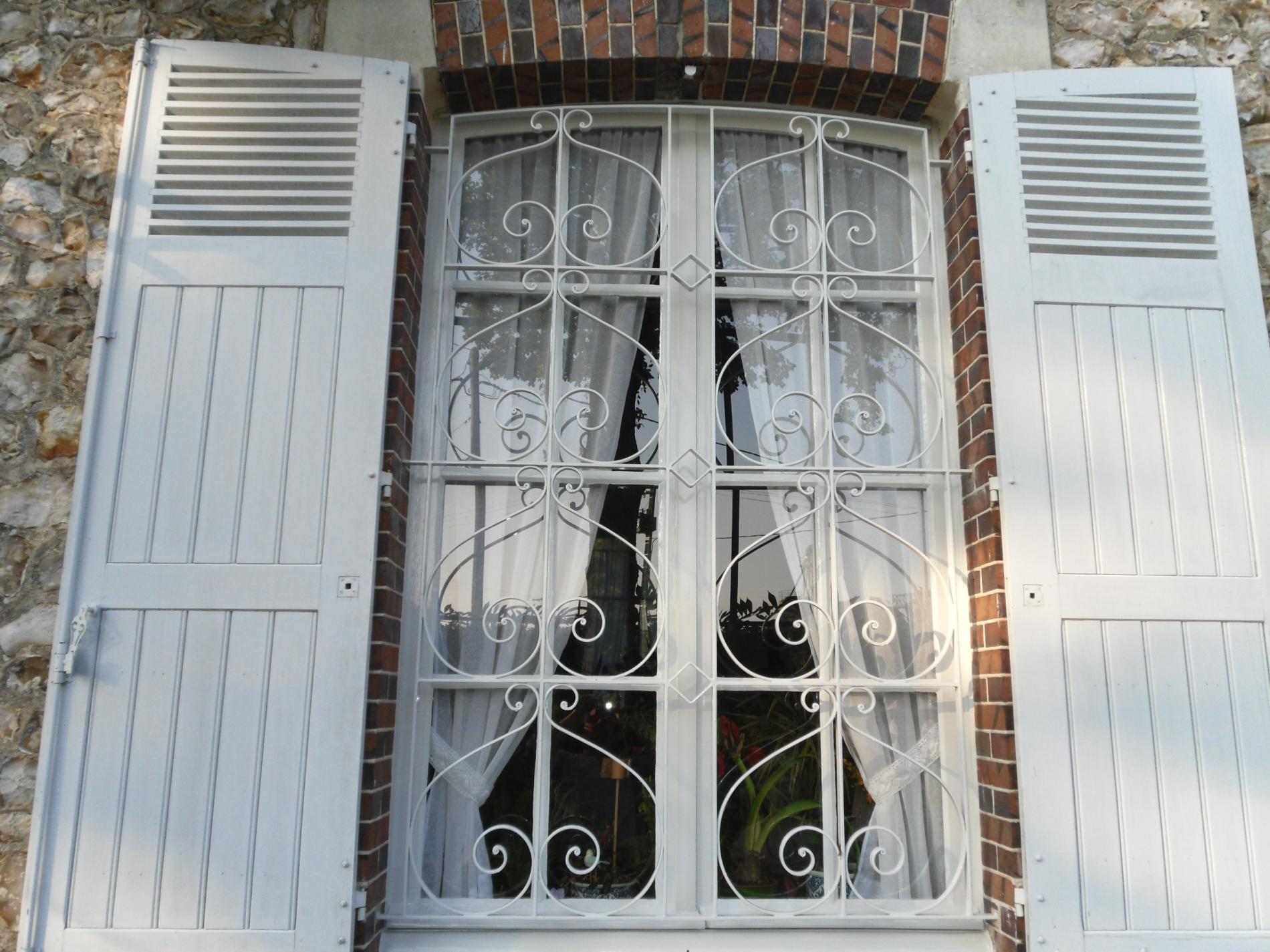 GRILLE DE DÉFENSE